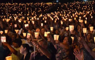 Miles de personas se reúnen cada año en la rambla de Montevideo para rezarle a la Virgen por las familias. Crédito: Facebook Gran Rosario de Bendiciones para la Familia 