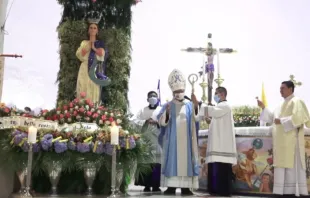 El Cardenal Leopoldo Brenes realiza el tradicional grito de “¿Quién causa tanta alegría?” en la Catedral de Managua, la noche del 7 de diciembre de 2022. Crédito: YouTube / Arquidiócesis de Managua. 