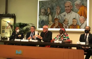 El Cardenal Vincent Nichols muestra el libro entregado al Papa Francisco con acciones necesarias en la lucha contra el tráfico humano. Crédito: Almudena Martínez-Bordiú 