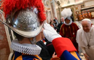 Nuevo guardia suizo saluda al Papa Francisco. Crédito: Vatican Media 