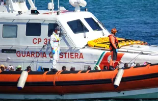 Guardia Costera italiana trabajando en el rescate de migrantes. Crédito: Shutterstock 