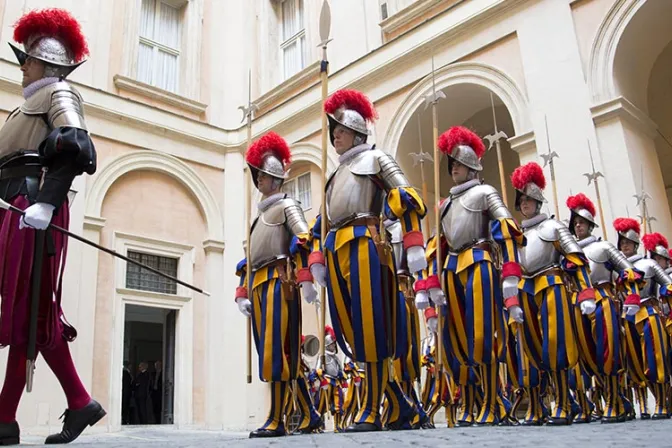 La Guardia Suiza realizará este cambio en su uniforme tradicional 