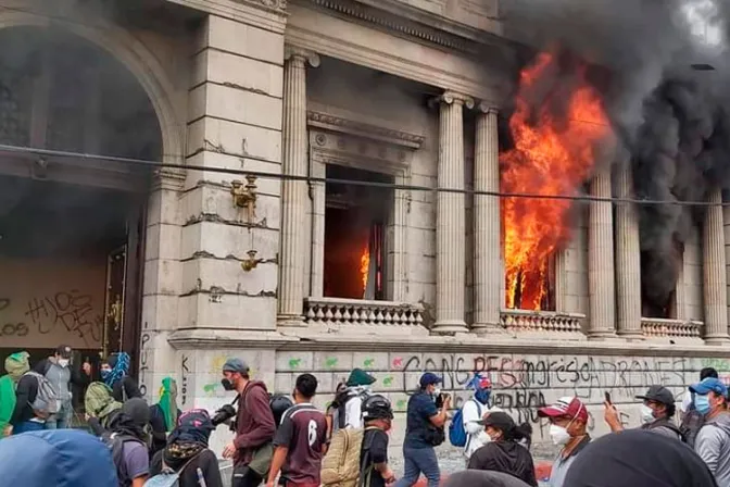 Incendian Congreso de Guatemala en rechazo a presupuesto estatal, criticado por la Iglesia