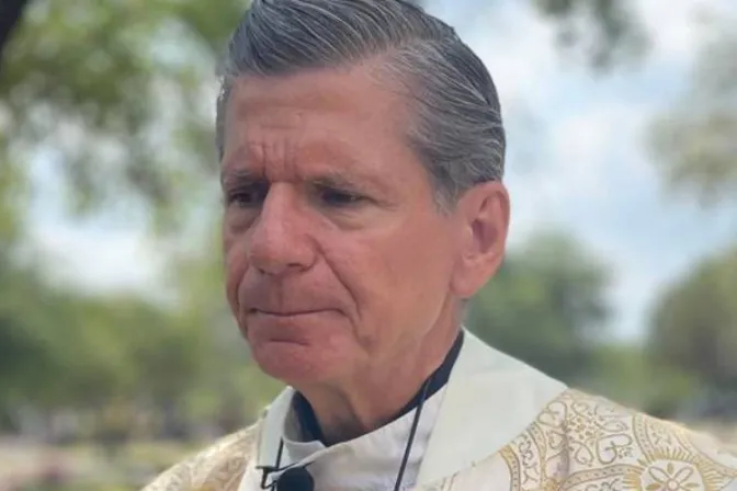 Arzobispo denuncia “idolatría” de las armas tras masacre en Texas