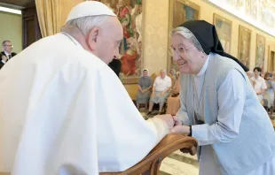 Papa Francisco con Hijas de la Caridad Canossianas. Crédito: Vatican Media 