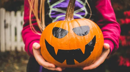Niños golpearon a monaguillo que los encaró por celebrar Halloween