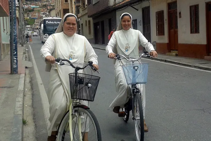 Conoce a las jóvenes monjas que evangelizan Colombia en bicicleta