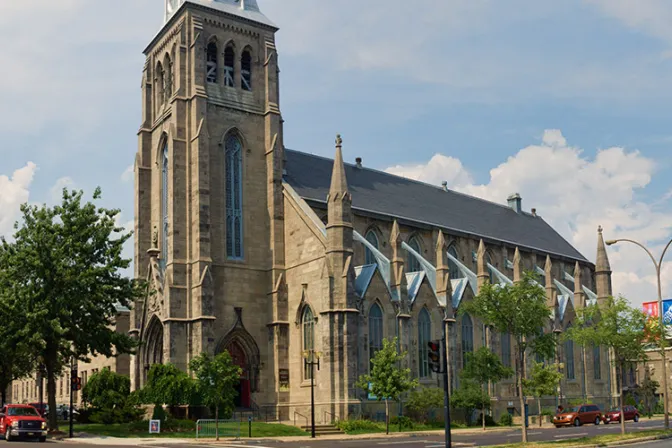 Profanan histórica iglesia en Canadá con filmación de danza homosexual