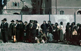 Civiles romaníes en Asperg, Alemania, siendo arrestados para ser deportados por las autoridades alemanas el 22 de mayo de 1940 / Crédito: Bundesarchiv, R 165 Bild-244-48 (CC-BY-SA 3.0) 