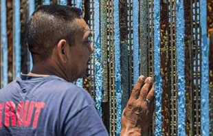 Un hombre mira al otro lado del muro fronterizo entre México y Estados Unidos. Foto: María Langarica / CEPCOM. 