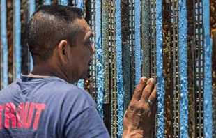 Un hombre mira al otro lado del muro fronterizo entre México y Estados Unidos. Foto: CEPCOM. 