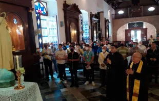 Hombres católicos cubanos rezando en la parroquia del Espíritu Santo, en la Habana (Cuba)| Crédito: Cortesía de Yimel González 