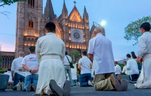 Hombres rezan de rodillas frente al Templo Expiatorio de Guadalajara, el 29 de octubre. Crédito: Qué Viva México. 