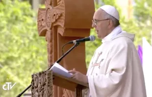 El Papa lee la homilía en la Misa. Foto: Captura Youtube 