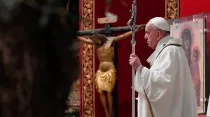 Papa Francisco celebrando la Vigilia Pascual 2020 / Crédito: Captura de pantalla de EWTN