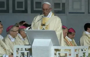 El Papa pronuncia la homilía en Milán. Foto: Captura Youtube 