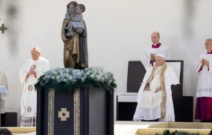 El Papa Francisco preside Misa en L'Aquila. Crédito: Daniel Ibáñez/ACI Prensa 