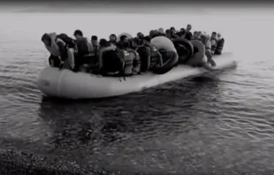 Inmigrantes llegando en patera a la costa. Foto: Captura de pantalla de vu00eddeo promocional Hospitalidad.es 