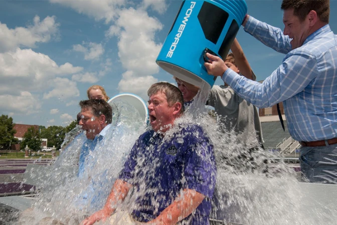 Arquidiócesis alienta “ice bucket challenge” para financiar centro católico pro-vida