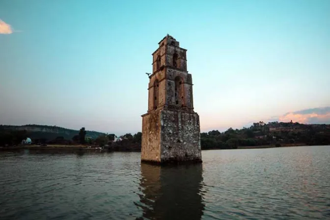 7 iglesias sepultadas bajo el agua o piedra en México [FOTOS]