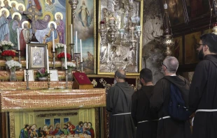 Franciscanos ingresando al lugar donde estu00e1 la tumba de la Virgen. Cru00e9dito: Custodia de Tierra Santa 