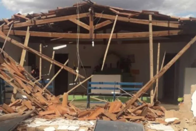 Vendaval destruye iglesia, pero el altar queda intacto