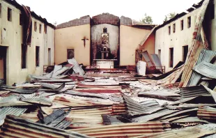 Iglesia quemada tras ataque terrorista en u00c1frica. Cru00e9dito: ACN.  