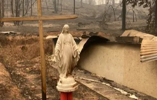 La imagen de la Virgen permanece intacta luego del incendio. Crédito: Twitter Mons. Fernando Chomali 