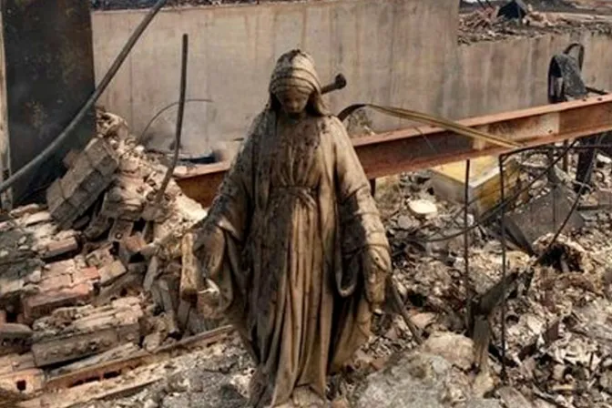 FOTO VIRAL: Estatua de la Virgen queda en pie entre escombros de vivienda incendiada 