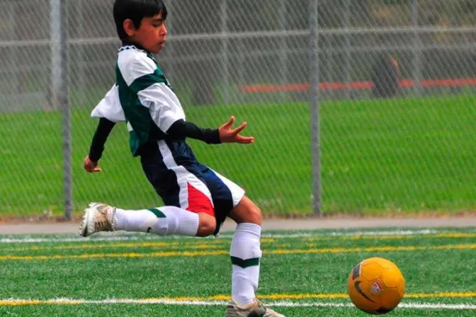 Iglesia en Argentina alienta a llevar “una pelota antes que las drogas”