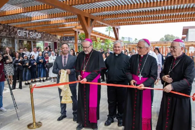 Patriarca de Jerusalén bendice centro para peregrinos en la ciudad de María Magdalena