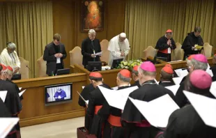 Inicio del encuentro del Papa con los obispos sobre la protección de menores. Foto: Vatican Media 