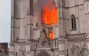 Incendio en la Catedral de Nantes. Foto: Captura video 