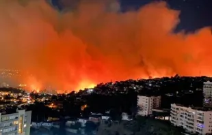 Todavía hay focos de incendio activos y se estima que los daños alcanzan a 500 viviendas. Crédito: Bomberos de Chile 