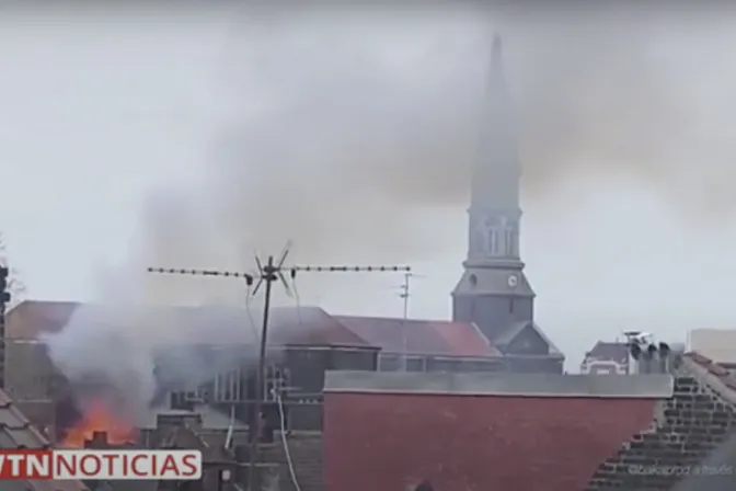  Iglesia de San Pedro y San Pablo en Francia sufre incendio 