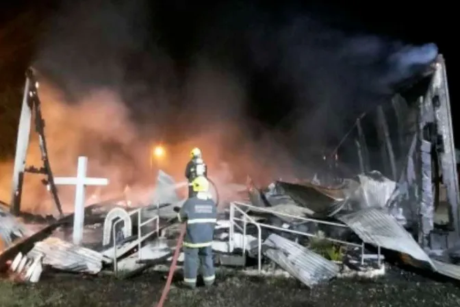 Incendio arrasa iglesia dedicada a San José, solo queda la cruz en pie