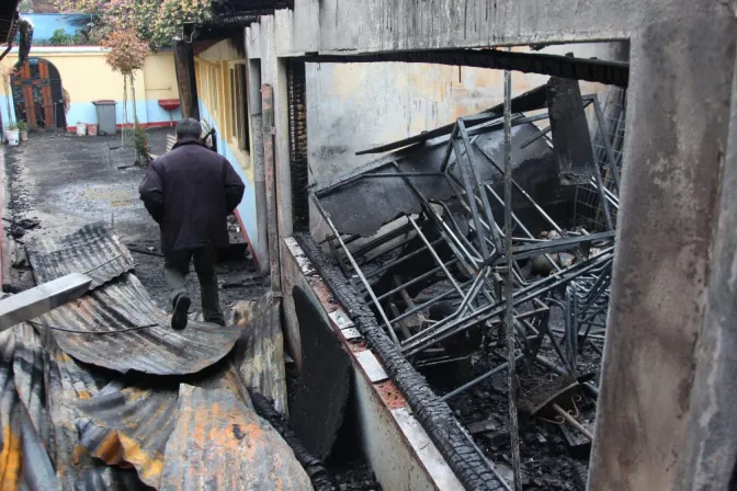 Segundo incendio en iglesia es muestra de una “maldad diabólica”, denuncia párroco chileno