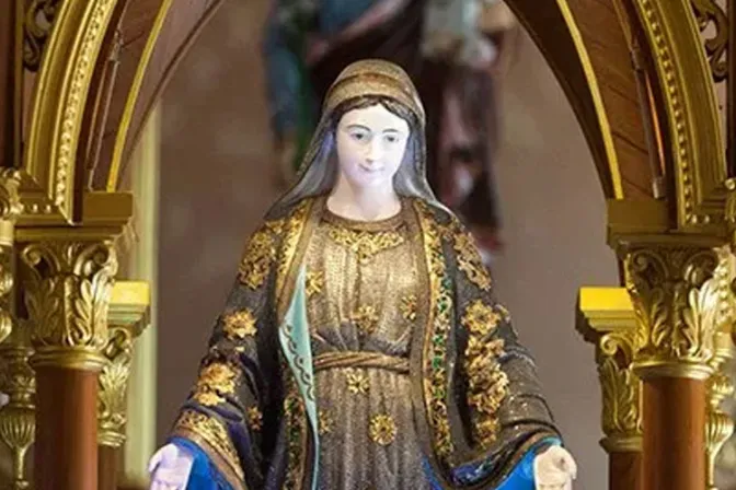 En este país de minoría católica adornan a la Virgen con miles de piedras preciosas