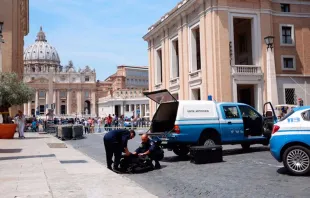 La policía inspecciona una bolsa a pocos metros del Vaticano. Foto: Daniel Ibáñez / ACI Prensa 