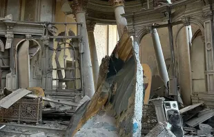 El interior, lleno de escombros, de la Catedral de la Transfiguración tras el ataque ruso. Crédito: Ministerio de Asuntos Internos de Ucrania (CC BY 4.0) 