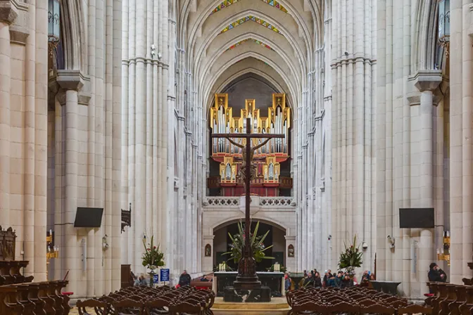 Juzgado español absuelve a activistas de Femen que se encadenaron en catedral de Madrid