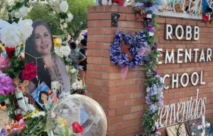 Imagen de Irma García en memorial en el exterior de la Robb Elementary School en Uvalde, Texas. Crédito: David Ramos / ACI Prensa. 