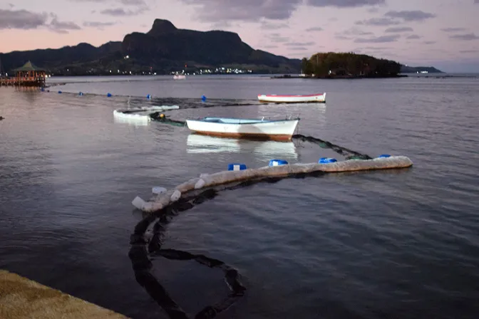 Derrame de petróleo en Isla Mauricio: Cardenal preocupado por sufrimiento de aldeas