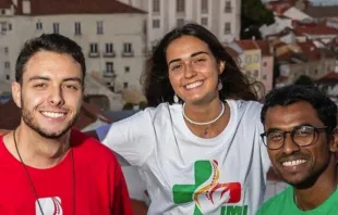 Tres jóvenes peregrinos españoles a la Jornada Mundial de la Juventud de Lisboa 2023. Crédito: CEE. 