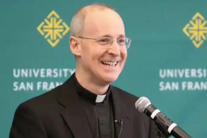 El polémico jesuita James Martin asegura que hay “mucha homofobia” en la Iglesia