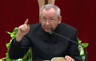 P. Marko Rupnik durante una reflexión de Cuaresma en el Vaticano en marzo de 2020. Crédito: Captura de video Vatican News null