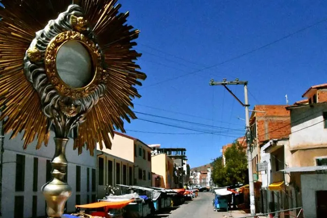 Llevan a Jesús Sacramentado para bendecir a fieles de Bolivia en Pascua de Resurrección 