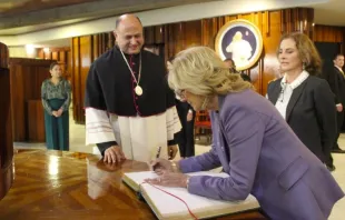 Jill Biden firma el libro de visitantes distinguidos de la Basílica de Guadalupe. Crédito: Basílica de Guadalupe. 