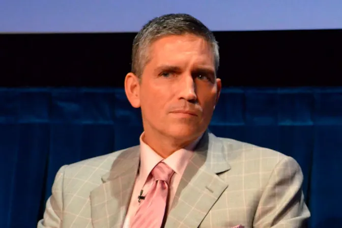 Jim Caviezel: “Muchos de nuestros obispos y sacerdotes se están rindiendo”