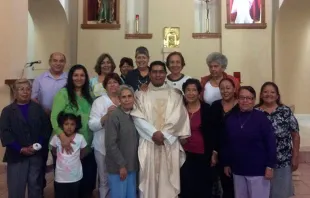 El P. Joaquín Hernández con un grupo de fieles. Foto Facebook 